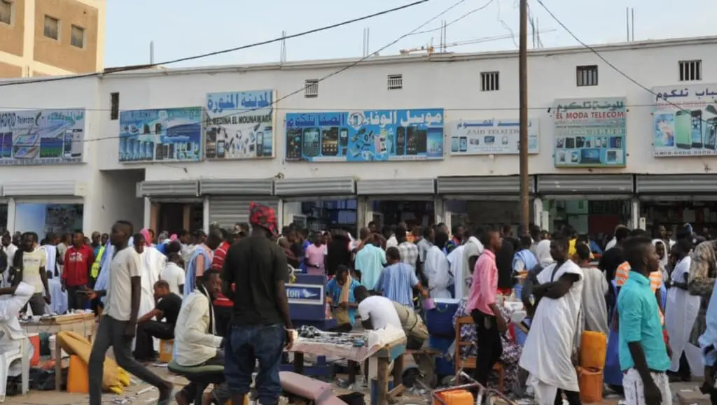 اتفاق بين الجمارك وتجار الهواتف ينهي أزمة الرسوم ويخفض التعرفة