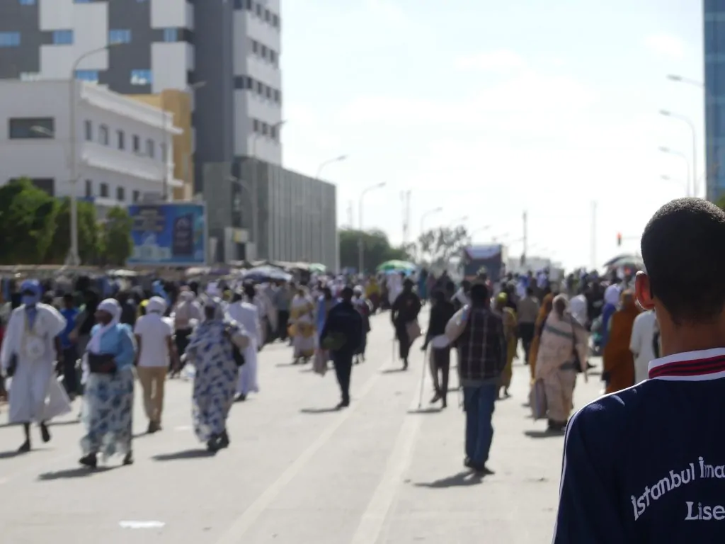 أسواق نواكشوط قبيل العيد.. حركية تجارية تصطدم بـ”تغوّل” الضرائب وجمركة الهواتف