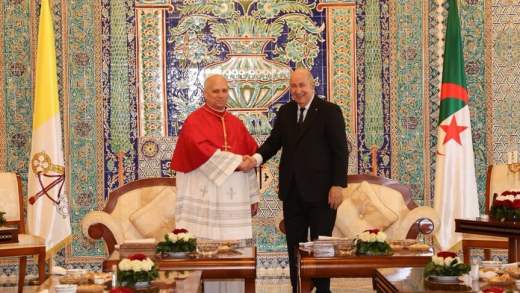في زيارة “تاريخية” هي الأولى من نوعها.. بابا الفاتيكان يصل الجزائر والرئيس تبون في مقدمة مستقبليه