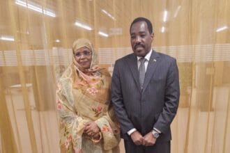 وزير الموارد البشرية والرعاية الاجتماعية السوداني، معتصم أحمد صالح، من وزيرة الوظيفة العمومية والعمل الموريتانية، مريم بنت بيجل ولد هميد