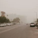 عاصفة ترابية تتسبب في تدني مستوى الرؤية بأحد شوارع نواكشوط (أرشيف).
