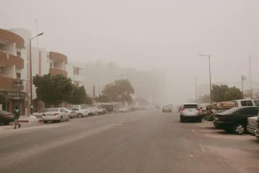 عاصفة ترابية تتسبب في تدني مستوى الرؤية بأحد شوارع نواكشوط (أرشيف).